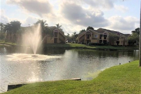 Condo in Pembroke Pines, Florida, 1 bedroom  № 998427 - photo 1