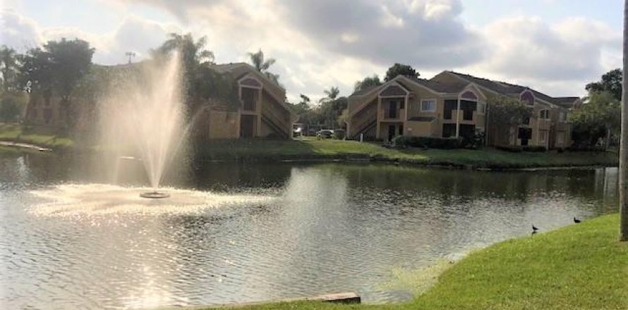 Condo in Pembroke Pines, Florida, 1 bedroom  № 998427