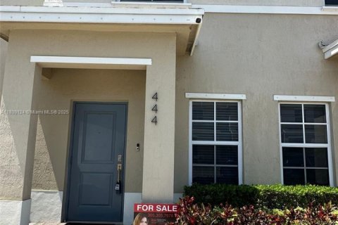 Townhouse in Florida City, Florida 2 bedrooms, 112.23 sq.m. № 1749934 - photo 1