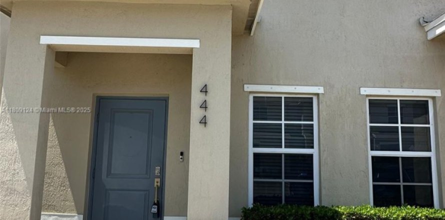 Townhouse in Florida City, Florida 2 bedrooms, 112.23 sq.m. № 1749934