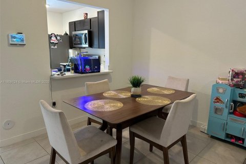 Townhouse in Florida City, Florida 2 bedrooms, 112.23 sq.m. № 1749934 - photo 14