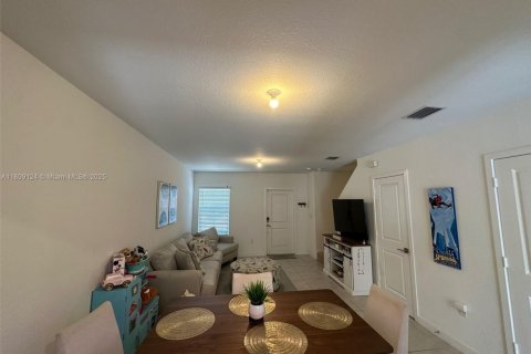 Townhouse in Florida City, Florida 2 bedrooms, 112.23 sq.m. № 1749934 - photo 11