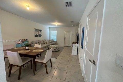 Townhouse in Florida City, Florida 2 bedrooms, 112.23 sq.m. № 1749934 - photo 15