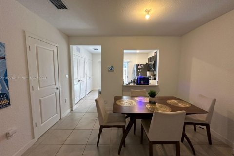 Townhouse in Florida City, Florida 2 bedrooms, 112.23 sq.m. № 1749934 - photo 13
