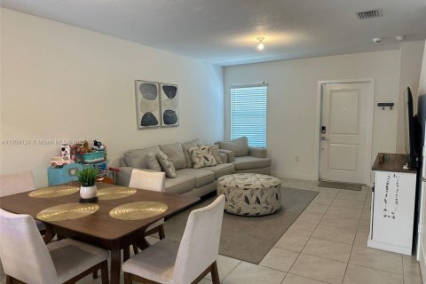 Townhouse in Florida City, Florida 2 bedrooms, 112.23 sq.m. № 1749934 - photo 6