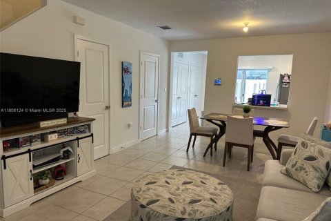 Townhouse in Florida City, Florida 2 bedrooms, 112.23 sq.m. № 1749934 - photo 5