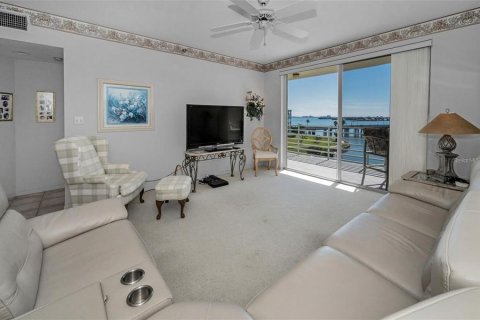 Condo in South Pasadena, Florida, 2 bedrooms  № 1657787 - photo 24