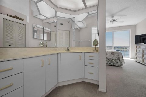 Condo in South Pasadena, Florida, 2 bedrooms  № 1657787 - photo 11