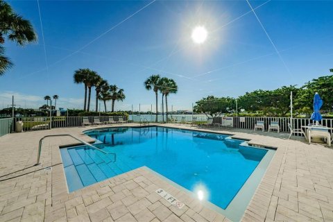 Condo in South Pasadena, Florida, 2 bedrooms  № 1657787 - photo 18