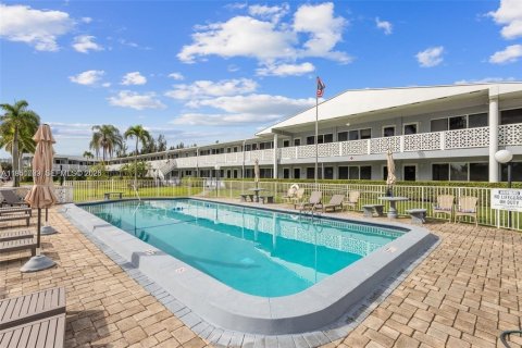 Condo in Hallandale Beach, Florida, 1 bedroom № 2054507 - photo 11