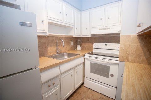 Condo in Hallandale Beach, Florida, 1 bedroom № 2054507 - photo 7