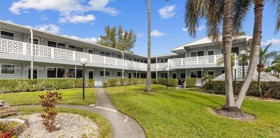 Condo in Hallandale Beach, Florida, 1 bedroom № 2054507