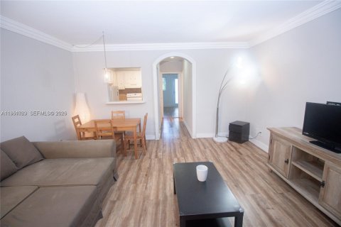 Condo in Hallandale Beach, Florida, 1 bedroom № 2054507 - photo 3