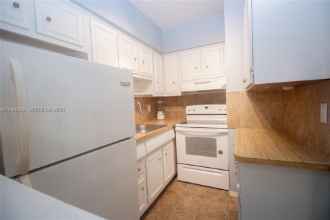 Condo in Hallandale Beach, Florida, 1 bedroom № 2054507 - photo 8