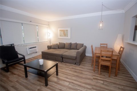 Condo in Hallandale Beach, Florida, 1 bedroom № 2054507 - photo 5