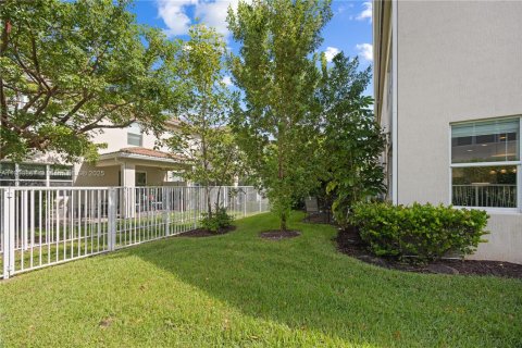 Townhouse in Hollywood, Florida 3 bedrooms, 164.34 sq.m. № 1956715 - photo 23