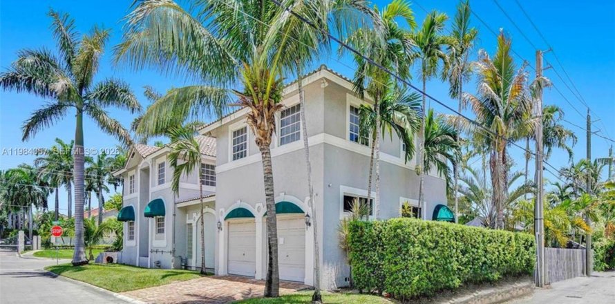 Casa en Hollywood, Florida 5 dormitorios, 293.2 m2 № 2045644