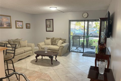 Condominio en venta en Tamarac, Florida, 2 dormitorios, 76.83 m2 № 1705191 - foto 9