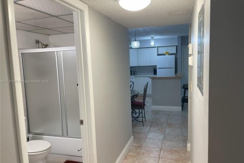 Condominio en venta en Tamarac, Florida, 2 dormitorios, 76.83 m2 № 1705191 - foto 11