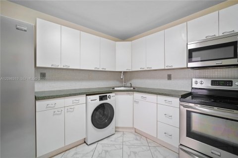 Condo in Aventura, Florida, 1 bedroom  № 2399959 - photo 13