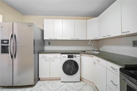Condo in Aventura, Florida, 1 bedroom  № 2399959 - photo 14