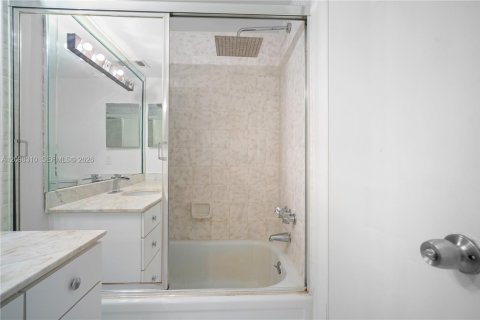 Condo in Aventura, Florida, 1 bedroom  № 2399959 - photo 24