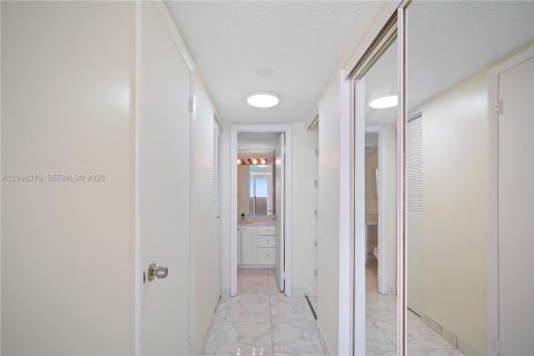 Condo in Aventura, Florida, 1 bedroom  № 2399959 - photo 21