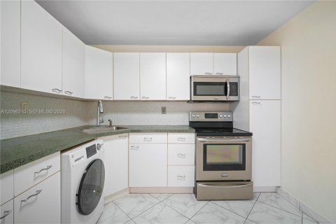 Condo in Aventura, Florida, 1 bedroom  № 2399959 - photo 12
