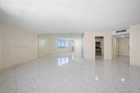 Condo in Aventura, Florida, 1 bedroom  № 2399959 - photo 10