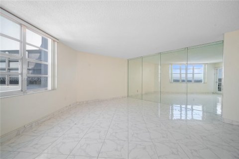 Condo in Aventura, Florida, 1 bedroom  № 2399959 - photo 9