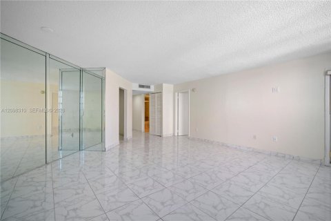 Condo in Aventura, Florida, 1 bedroom  № 2399959 - photo 11