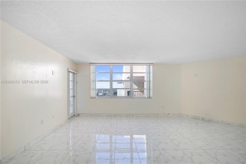 Condo in Aventura, Florida, 1 bedroom  № 2399959 - photo 15