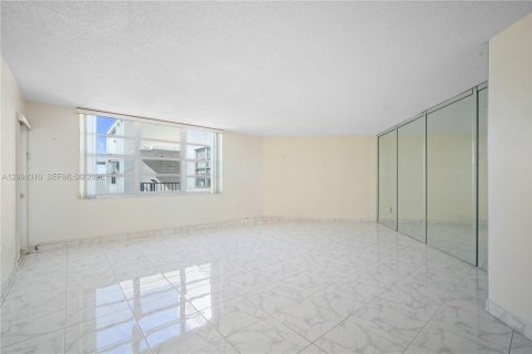 Condo in Aventura, Florida, 1 bedroom  № 2399959 - photo 8
