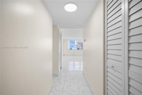 Condo in Aventura, Florida, 1 bedroom  № 2399959 - photo 7