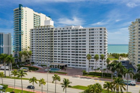 Condominio en alquiler en Miami Beach, Florida, 1 dormitorio, 101.91 m2 № 1801194 - foto 1