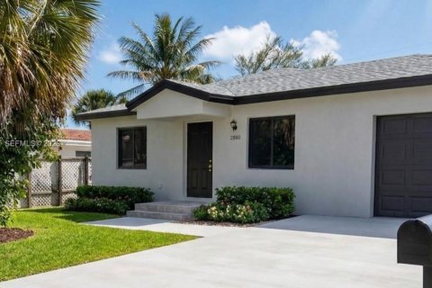 House in Fort Lauderdale, Florida 5 bedrooms, 140.47 sq.m. № 2047474