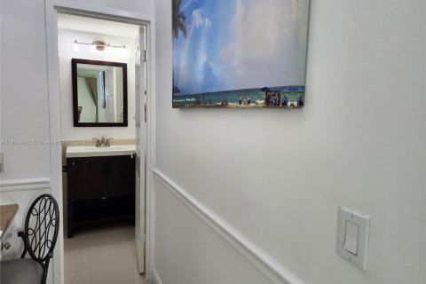 Condo in Hollywood, Florida, 2 bedrooms  № 2012854 - photo 19
