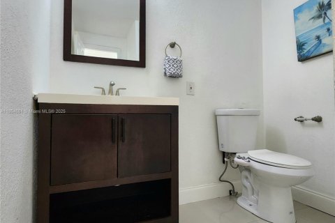 Condo in Hollywood, Florida, 2 bedrooms  № 2012854 - photo 16