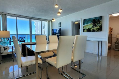 Condo in Hollywood, Florida, 2 bedrooms  № 2012854 - photo 9