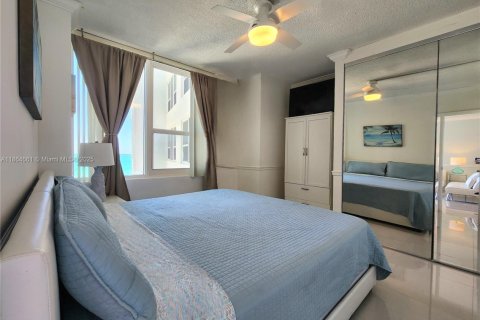 Condo in Hollywood, Florida, 2 bedrooms  № 2012854 - photo 17