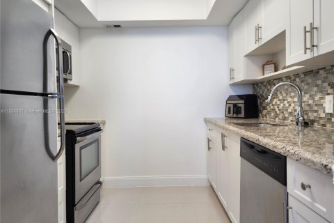 Condo in Hollywood, Florida, 2 bedrooms  № 2012854 - photo 11