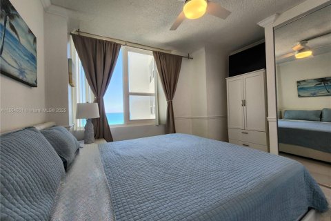 Condo in Hollywood, Florida, 2 bedrooms  № 2012854 - photo 24