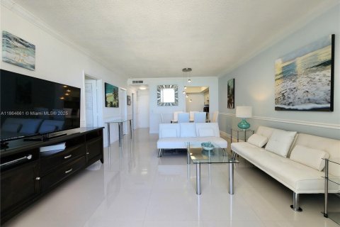 Condo in Hollywood, Florida, 2 bedrooms  № 2012854 - photo 7