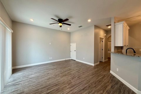House in Winter Haven, Florida 2 bedrooms, 132.39 sq.m. № 2231286 - photo 4