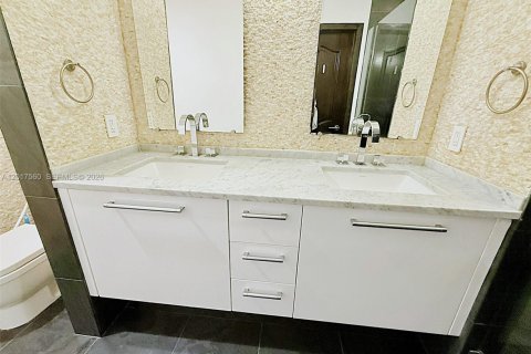 Condominio en venta en Miami, Florida, 1 dormitorio, 84.73 m2 № 2077757 - foto 19