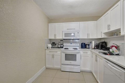 Condo in Deerfield Beach, Florida, 2 bedrooms  № 1739851 - photo 7