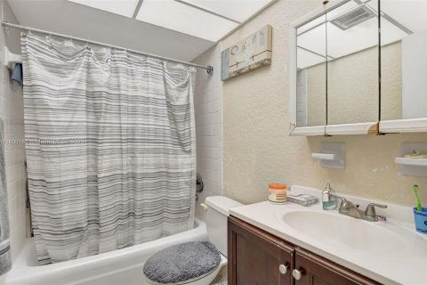 Condo in Deerfield Beach, Florida, 2 bedrooms  № 1739851 - photo 12