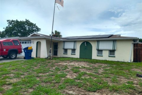 House in New Port Richey, Florida 3 bedrooms, 146.6 sq.m. № 2284951