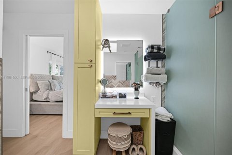 Villa ou maison à vendre à Miami, Floride: 4 chambres № 2043173 - photo 4