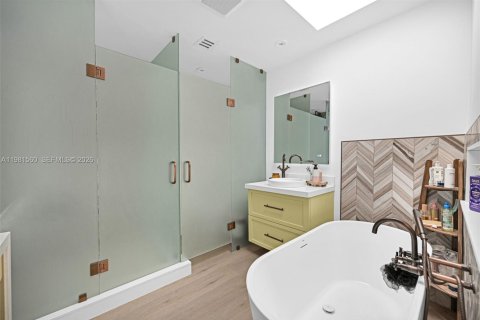 Villa ou maison à vendre à Miami, Floride: 4 chambres № 2043173 - photo 2